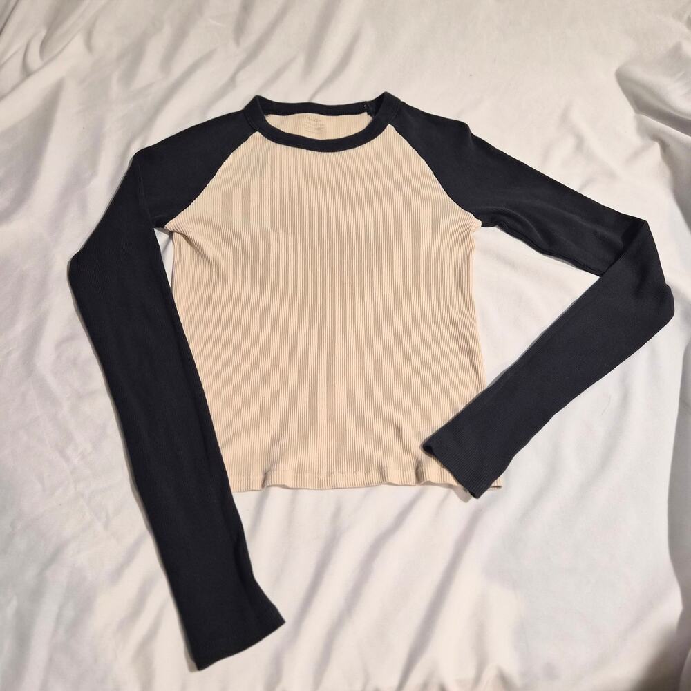 John Galt Brandy Melville Beige Navy Blue Ribbed Baseball Raglan Tee Shirt M